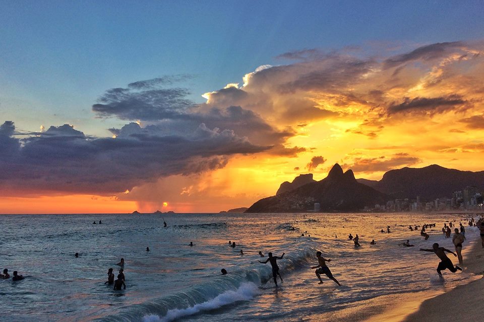 Ipanema sunset storm por Bruno Ipiranga. Ipanema Beach, Rio de Janeiro, Brazil