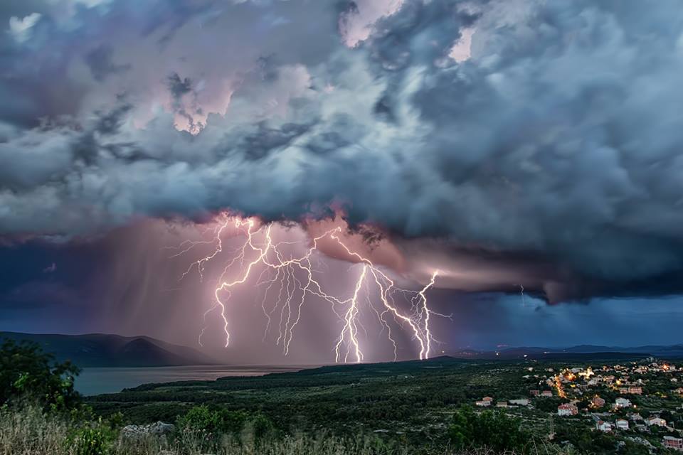 Lightning barrage por Šime Barešić. Drage, Vransko Lake, Croatia