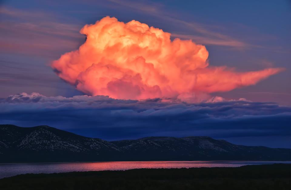 Red twilight cumulonimbus por Šime Barešić. Drage, Vransko Lake, Croatia