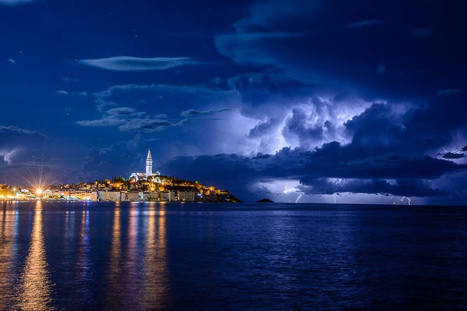 Storm over the Sea por Matej Štegar. Rovinj, Croatia