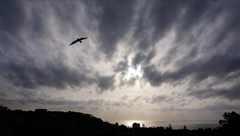 Nubes altas y bajas arrastradas por el levante
