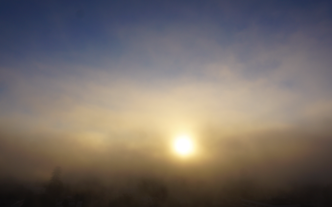 Mar de niebla en movimiento, caprichoso vaivén