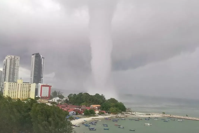 Enormes trombas marinas vistas en Penang y Arguineguín